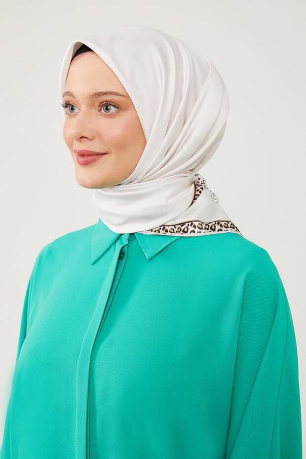 وشاح رقمي من قماش التويل بنمط الفهد ذو الحواف الكريمية - 3