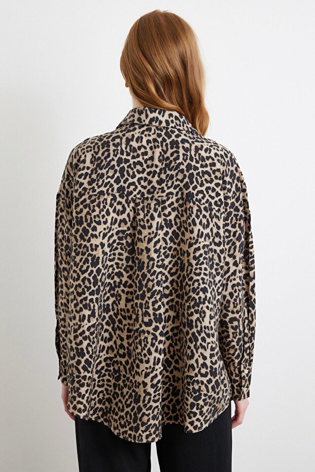 قميص جافانيز بنمط الفهد باللون الأسود - 6