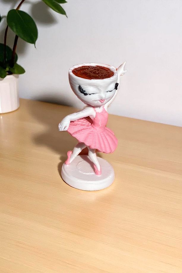 Tung Tung Tung BALLERINA CAPUCHİNA Figürü – 5cm Mini, Kahve Kafasında, Kırmızı Elbiseli - 1