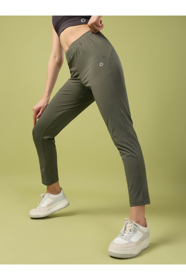 بنطال رياضي سادة بقصّة Slim Fit مع جيوب