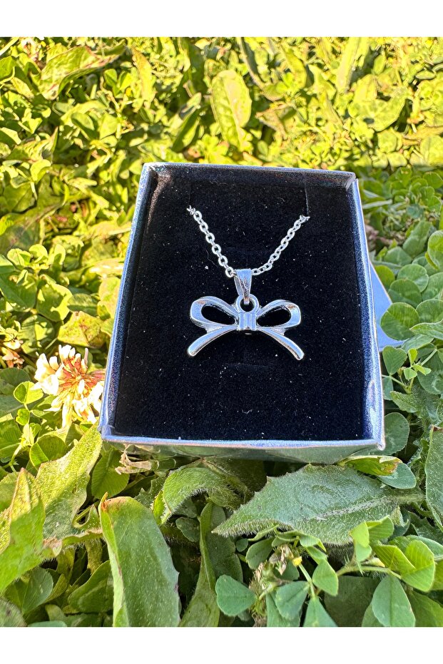 Bow Necklace