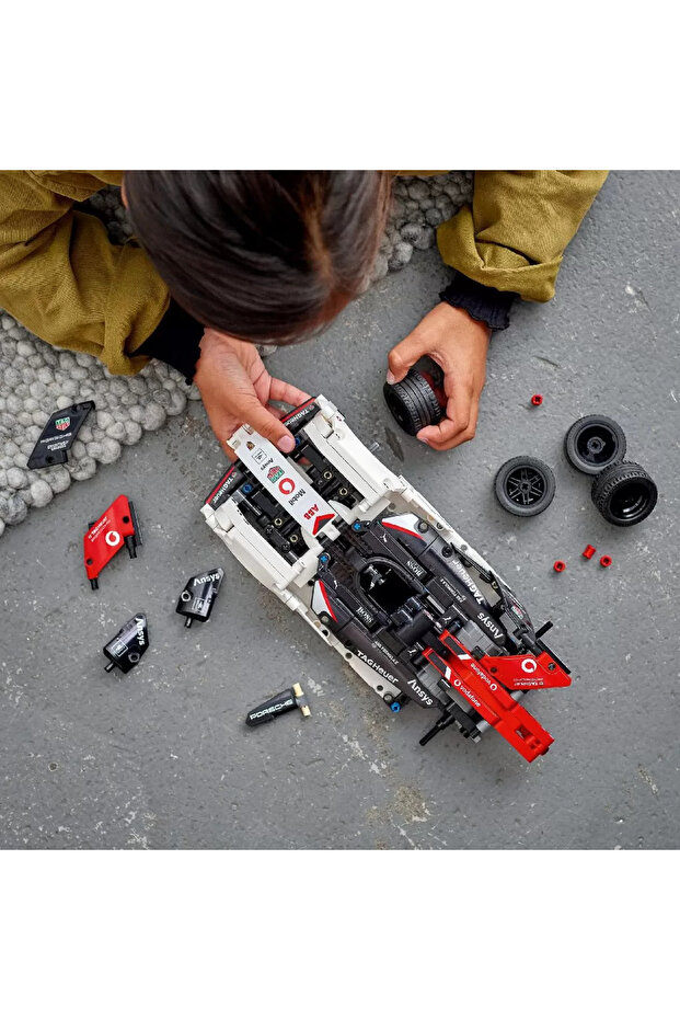Technic: Formula E Porsche Electric (42137) - 2