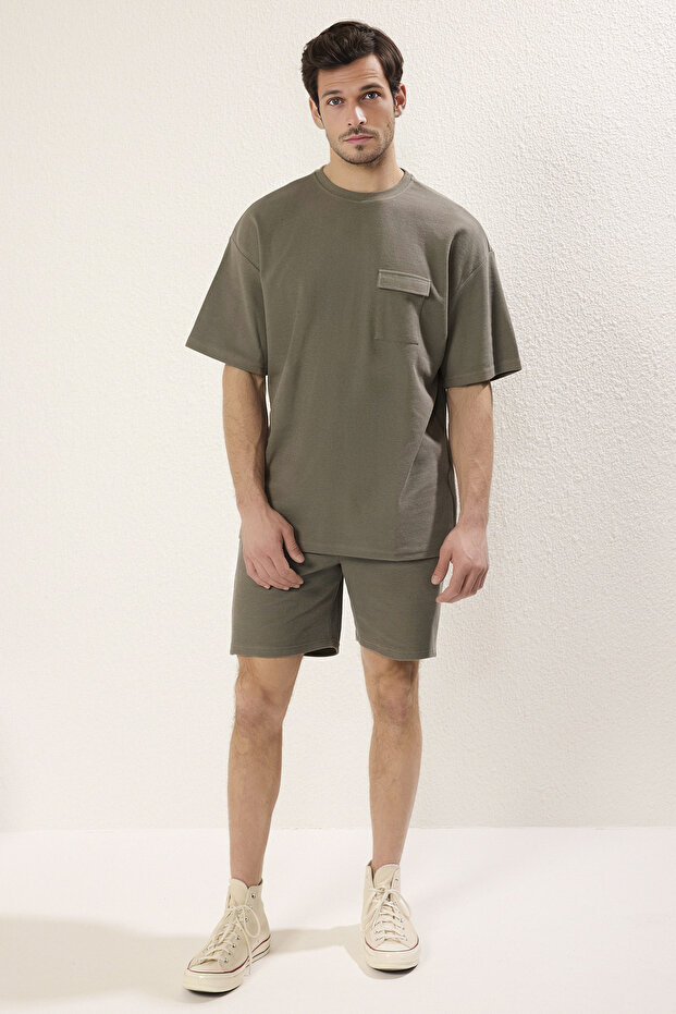Haki Oversize/Geniş Kesim Dokulu Cep Detaylı Kısa Kol T-shirt TMNSS25TS00061 - 1