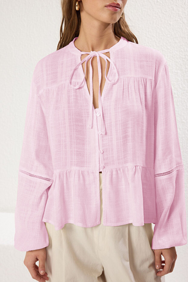 Açık Pembe Pamuklu Dokulu Kolda Dantelli Oversize Boho Dokuma Gömlek TWOSS25GO00038 - 4