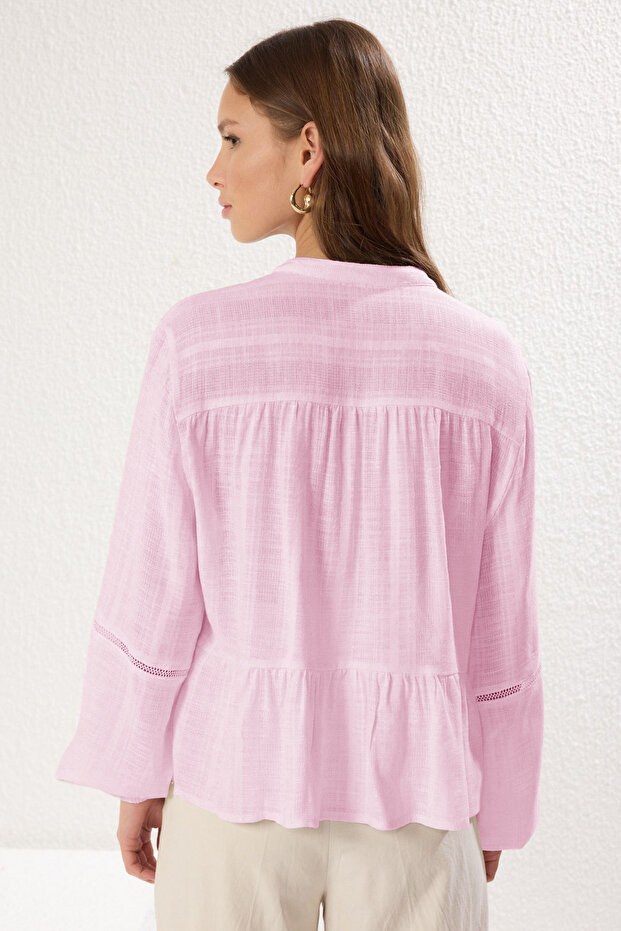 Açık Pembe Pamuklu Dokulu Kolda Dantelli Oversize Boho Dokuma Gömlek TWOSS25GO00038 - 5