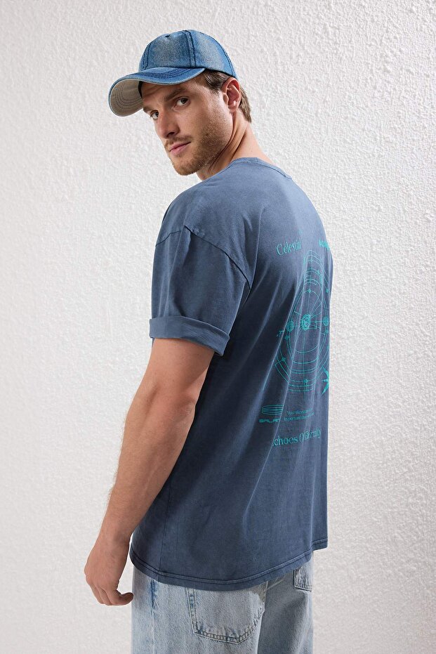 Lacivert Oversize/Geniş Kesim Eskitme/Soluk Efekt Galaksi Baskılı T-Shirt TMNSS25TS00076 - 1