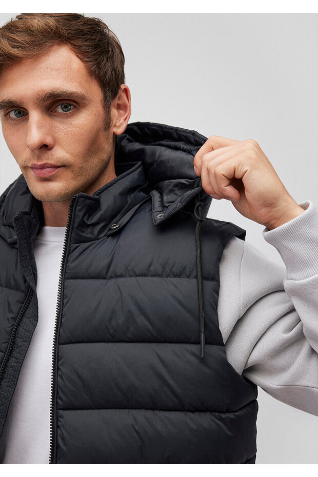 Černá Puffer Vesta s kapucí Regular Fit / Normální střih 010442-900 - 6