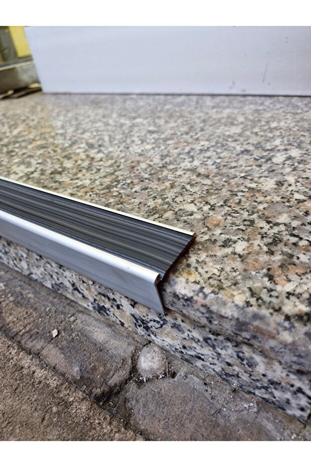 PARKE MERDİVEN BASAMAK PROFİLİ LASTİKLİ - 1