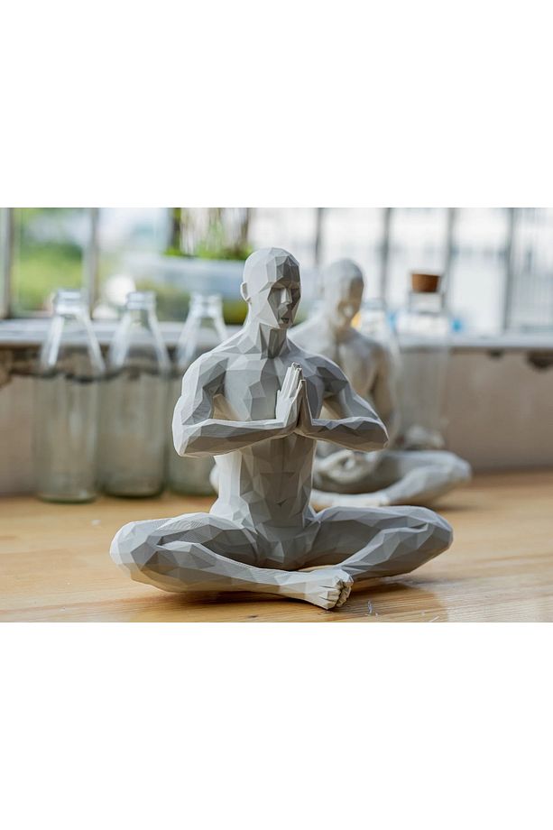 Meditasyon Yapan Pixel Adam Figürü - 2