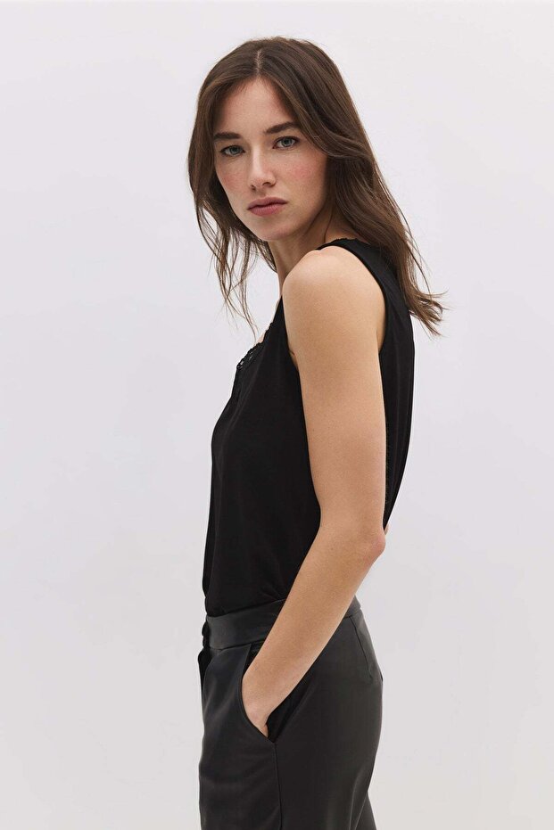Ärmellose Bluse mit Spitzendetails - 4