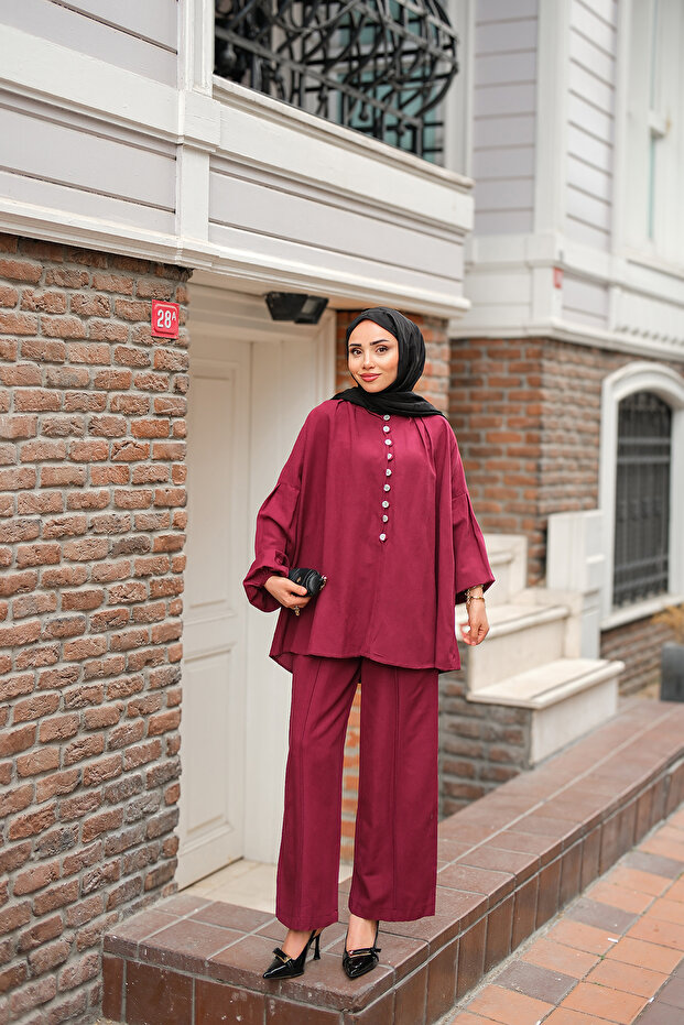 بدلة نسائية مزدوجة بأزرار أمامية باللون الأحمر الداكن