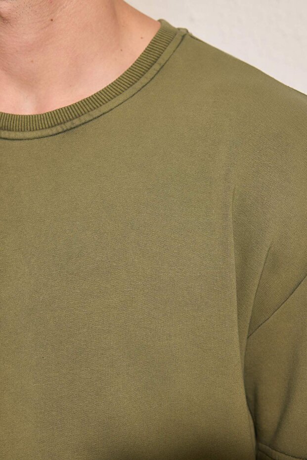 Yeşil Oversize/Geniş Kesim Eskitme/Soluk Efekt Dikiş Detaylı Kalın T-Shirt TMNSS25TS00222 - 3