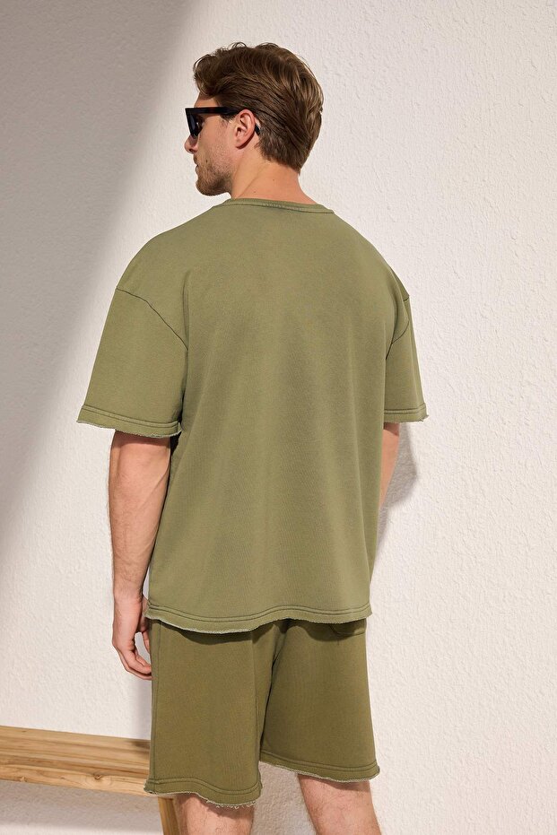 Yeşil Oversize/Geniş Kesim Eskitme/Soluk Efekt Dikiş Detaylı Kalın T-Shirt TMNSS25TS00222 - 4