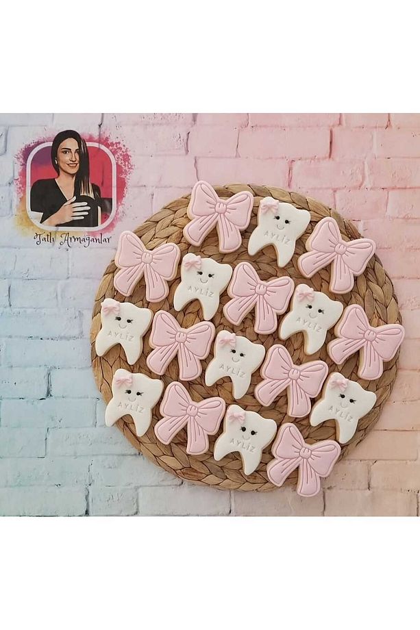Bebeğinize Özel İsimli Diş ve Fiyonk Model Butik Kurabiye - 20 Adet - 3