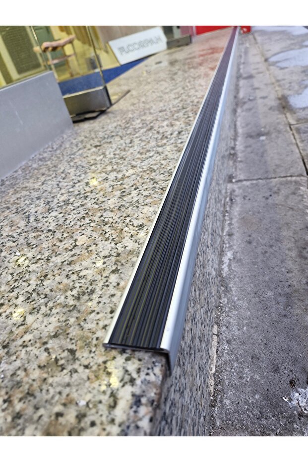 PARKE MERDİVEN BASAMAK PROFİLİ LASTİKLİ - 4
