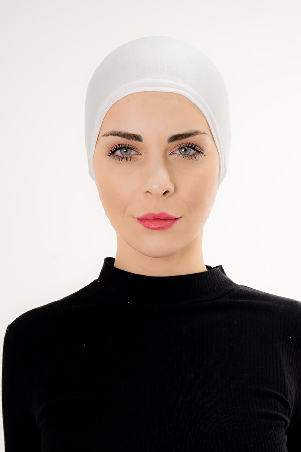 قبعة بيضاء اللون مع خياطة أمامية