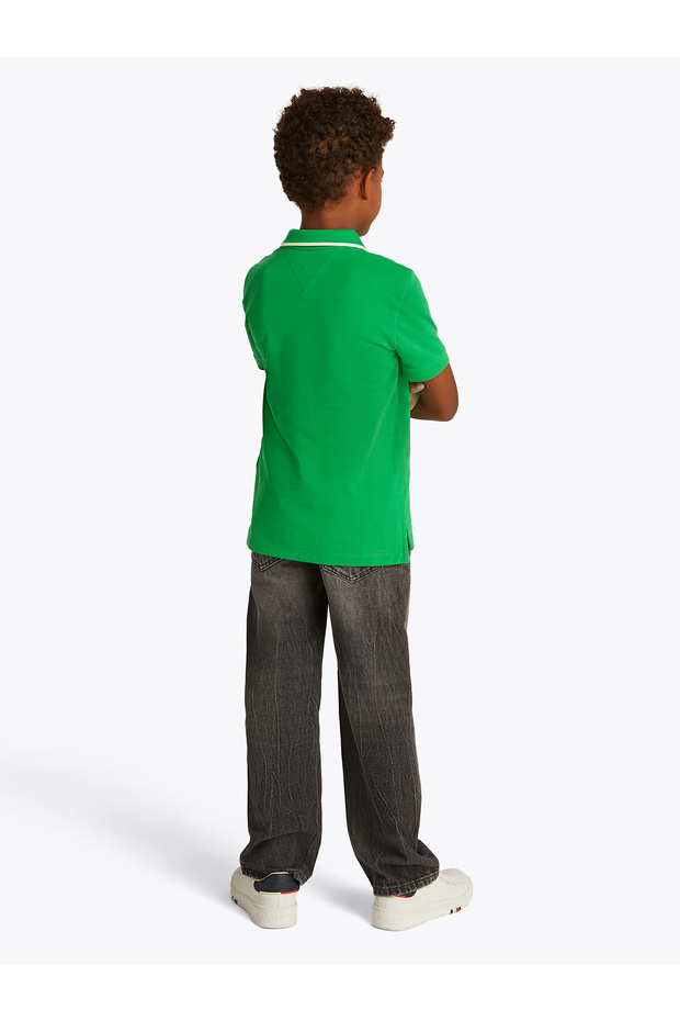 تي شيرت بولو بأكمام قصيرة ومطرز بعلم أخضر لامع للأولاد من تومي هيلفيغر - 2