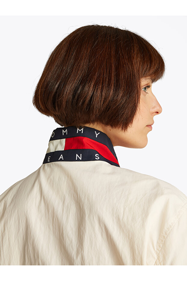 جاكيت تومي هيلفيغر نسائي مقاوم للماء بياقة شعار بيضاء قديمة - 4