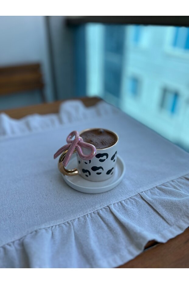 كوب سيراميك بفيونكة وردية اللون منقط باللون الذهبي - 2