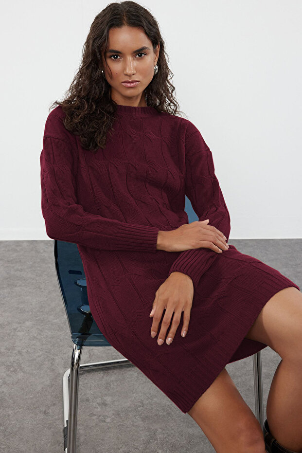 Sukienka dzianinowa z krótkim rękawem i okrągłym dekoltem w kolorze bordowym TWOAW22EL0027 - 1
