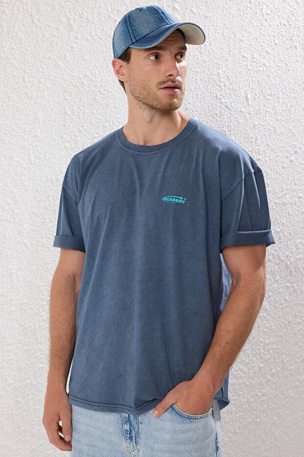 Lacivert Oversize/Geniş Kesim Eskitme/Soluk Efekt Galaksi Baskılı T-Shirt TMNSS25TS00076 - 2