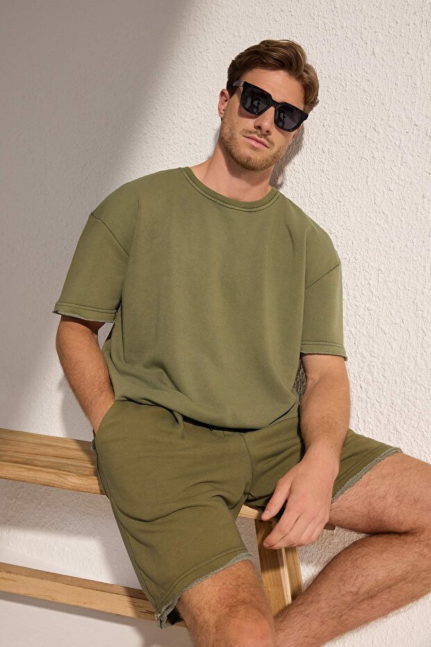 Yeşil Oversize/Geniş Kesim Eskitme/Soluk Efekt Dikiş Detaylı Kalın T-Shirt TMNSS25TS00222 - 2
