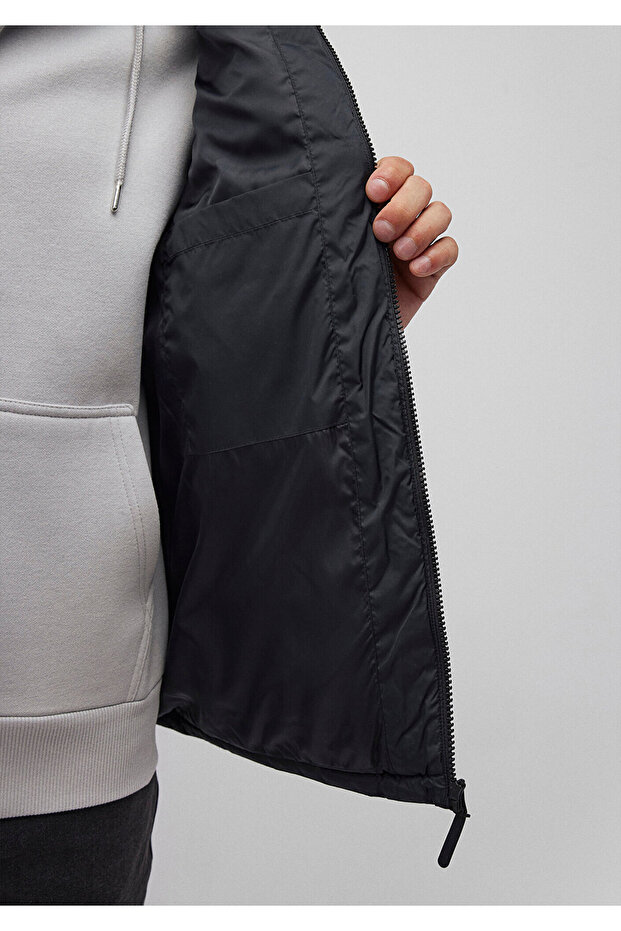 Černá Puffer Vesta s kapucí Regular Fit / Normální střih 010442-900 - 7