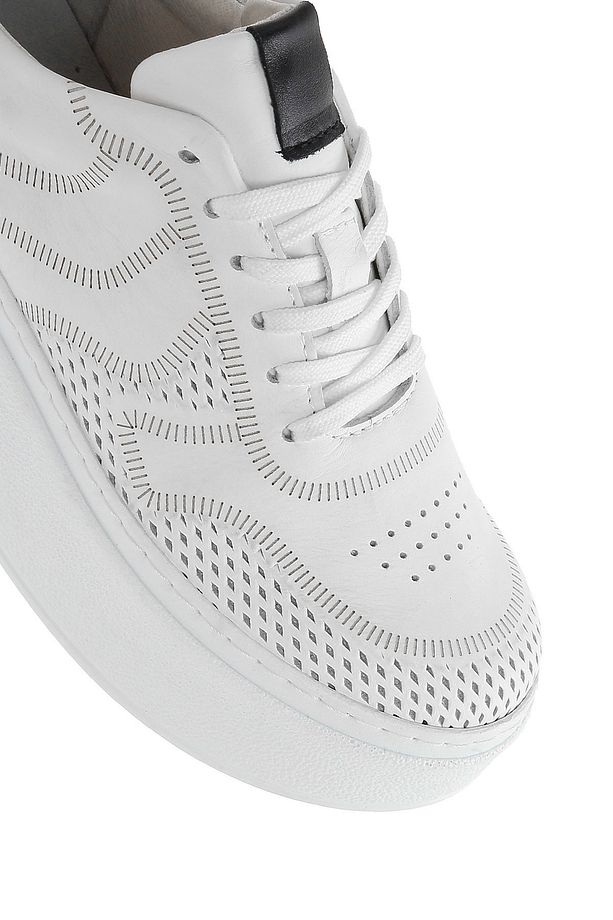 Kadın Beyaz Beğcıklı Kalın Tabanlı Deri Sneaker 25SFD371418 - 8