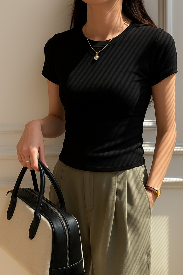 Siyah Bisiklet Yaka Basic Kadın Tişört - 1