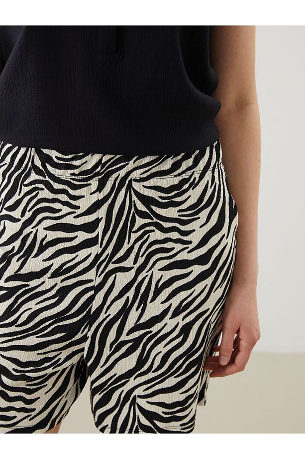 LCWAIKIKI Classic Beli Lastikli Zebra Desenli Kadın Şort - 3