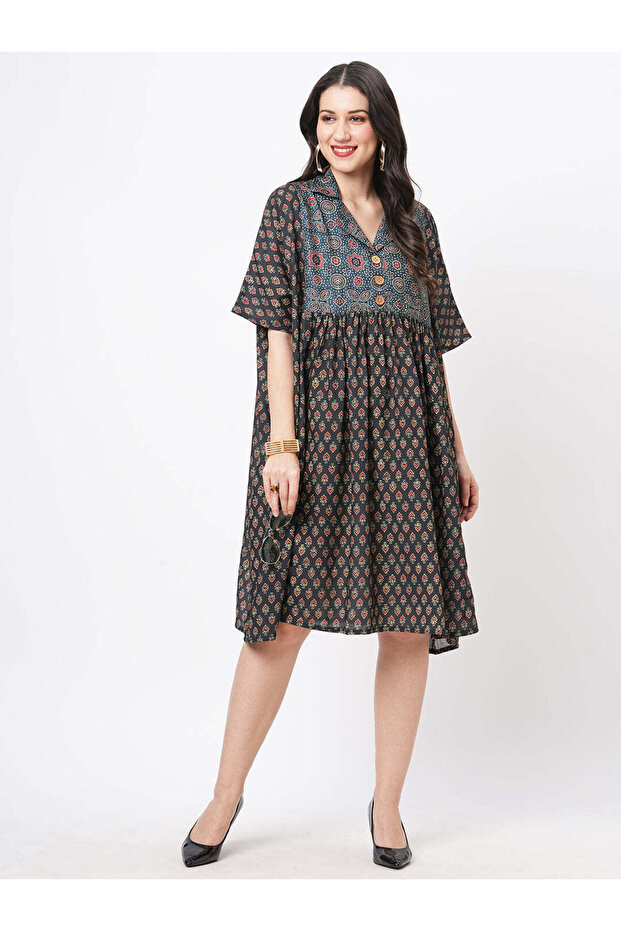 Featuring a green printed kaftan dress in wide silhouette