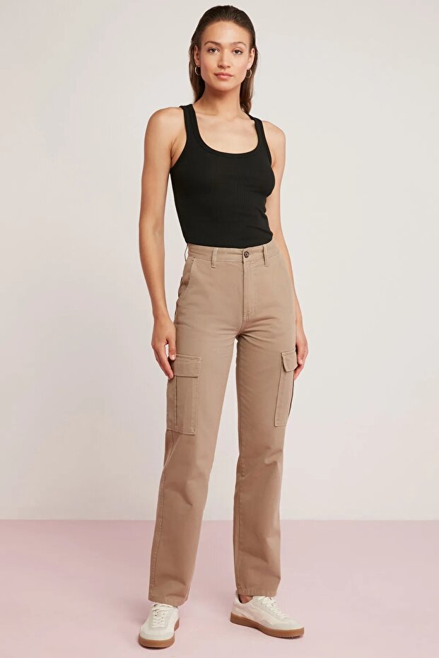 قميص داخلي أسود نسائي ذو مظهر مضلع وأشرطة سميكة - 3