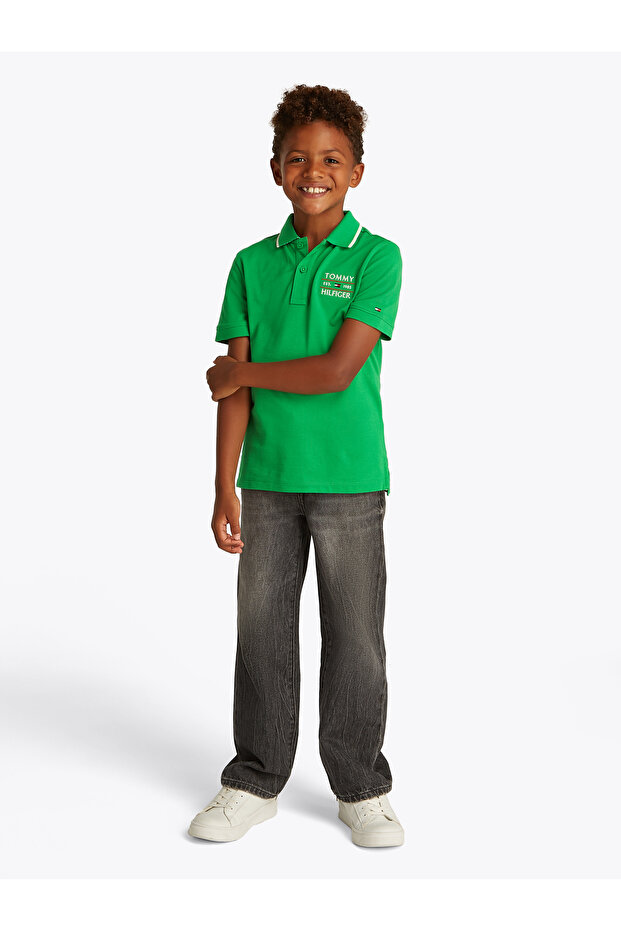 تي شيرت بولو بأكمام قصيرة ومطرز بعلم أخضر لامع للأولاد من تومي هيلفيغر - 1