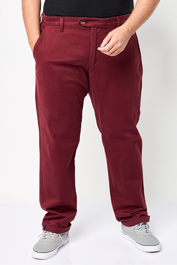 بنطال تشينو سادة بقصّة عادية للرجال، لون عنابي - 1