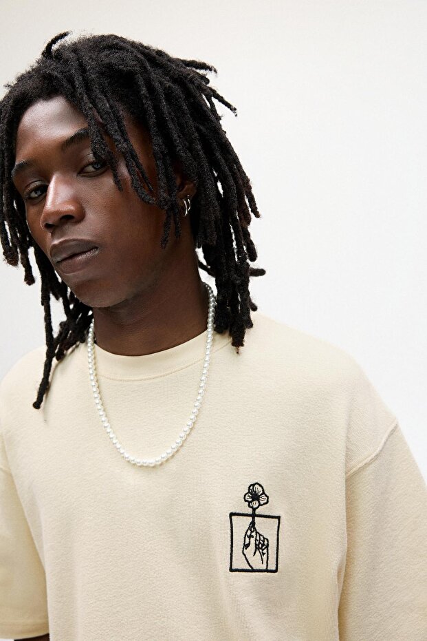 Beyaz işlemeli t-shirt - 4