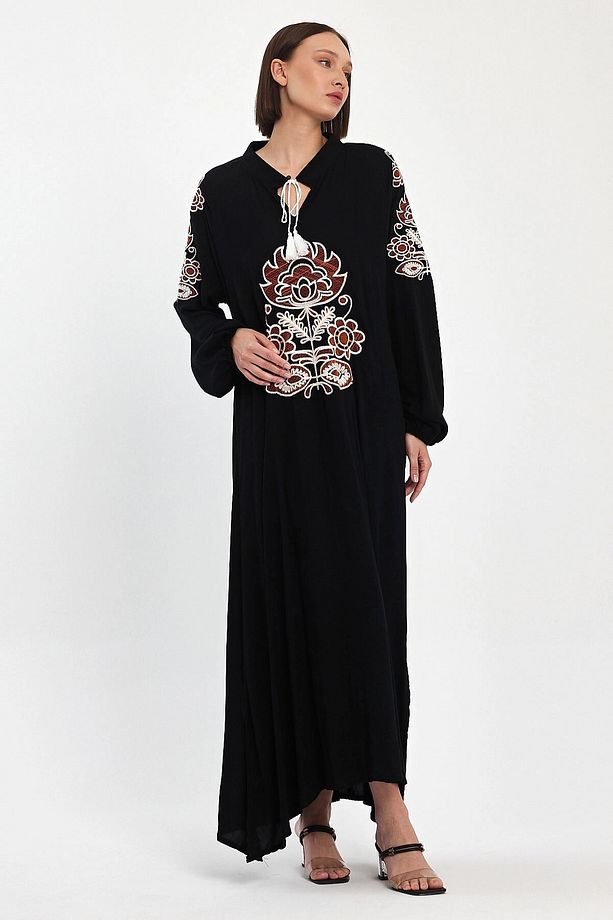 Maxi Boy Siyah Bağcıklı Nakış Işlemeli Uzun Boy Dokuma Elbise Bcvl-24940 - 1