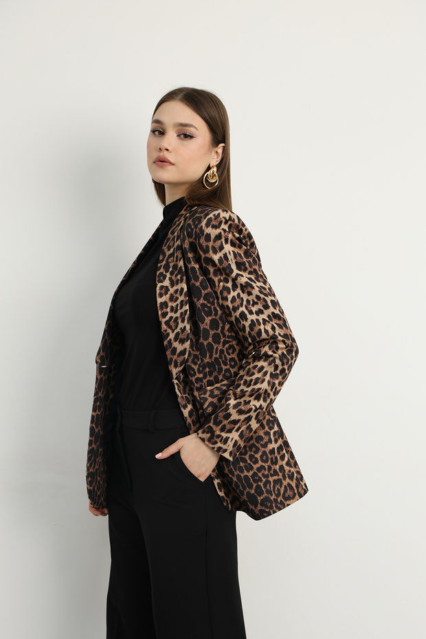 سترة بنمط الفهد بأزرار واحدة - 3