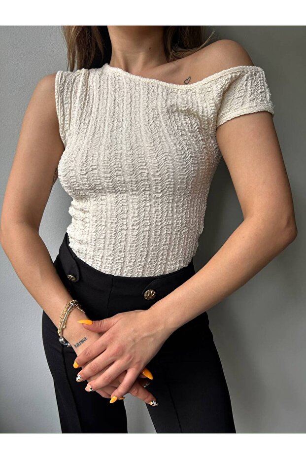 Bürümcük Seersucker Ultra Stretch Fabric One Shoulder Low Blouse