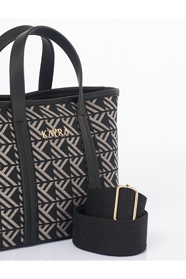 حقيبة تسوق متوسطة الحجم بنمط مونوغرام باللون الأسود - 4