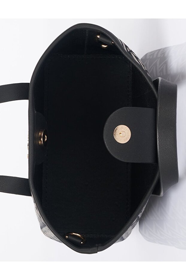 حقيبة تسوق متوسطة الحجم بنمط مونوغرام باللون الأسود - 3