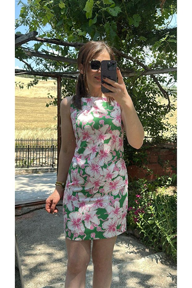 فستان قصير منقوش بالزهور - 1