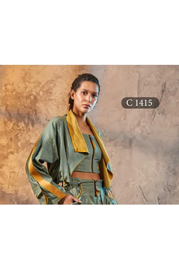 Design Close-Fitted Wide-Sleeve Jacket