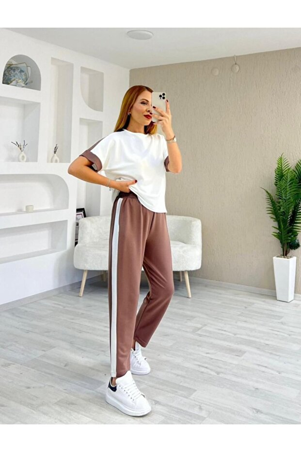 بدلة نسائية من القماش المزخرف بخطوط جانبية