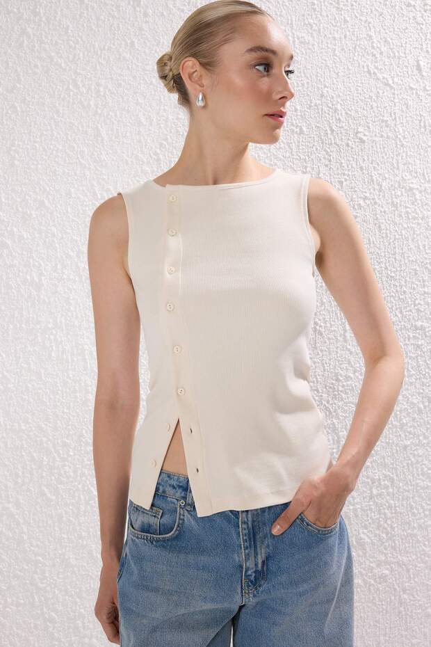 Taş Düğmeli Asimetrik Fitted/Vücuda Oturan Fitilli Esnek Örme Bluz TWOSS25BZ00394 - 2
