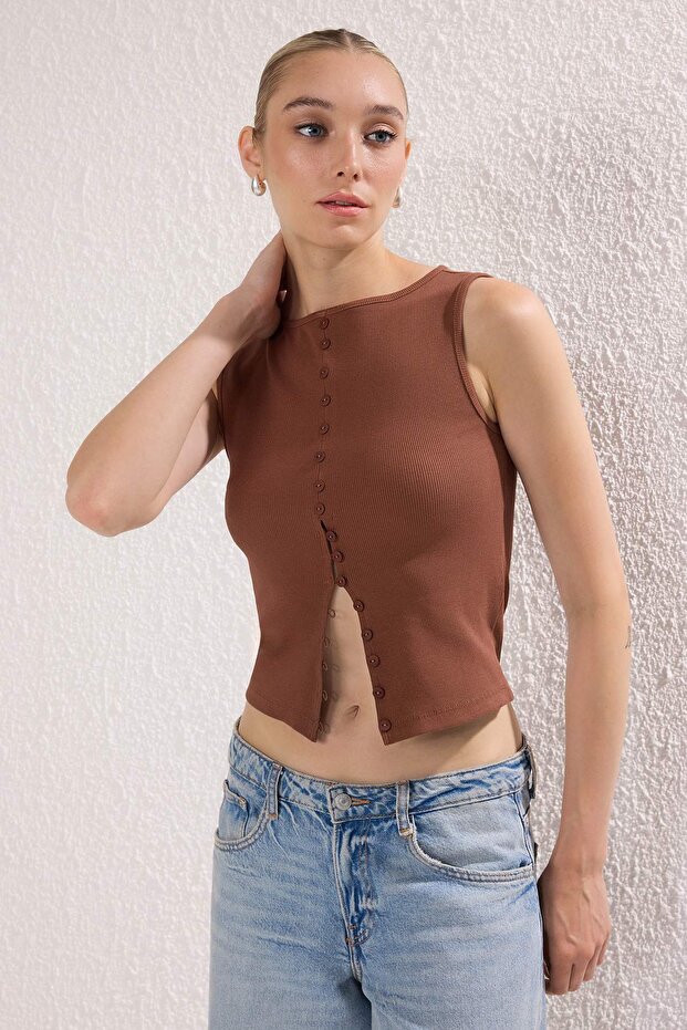 Kahverengi Düğmeli Fitted/Vücuda Oturan Fitilli Esnek Örme Bluz TWOSS24BZ00306 - 1