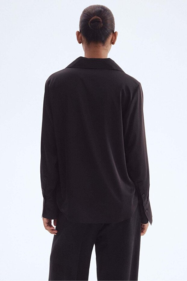 بلوزة برقبة على شكل حرف V - 4