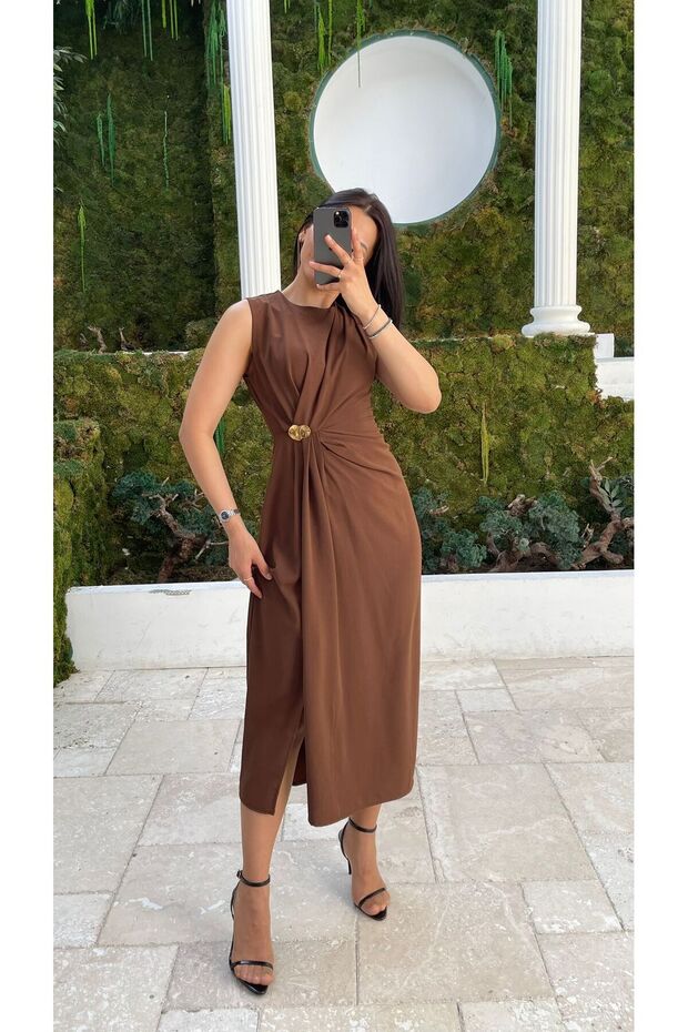 Zero Sleeve Slit Waist Midi Dress with Brooch Detail