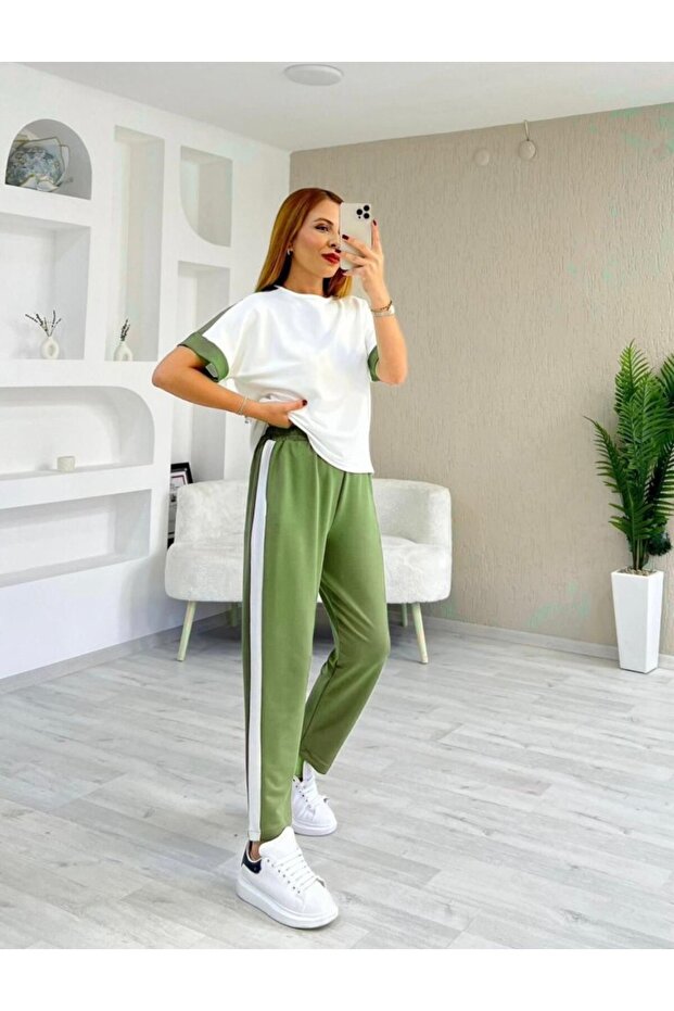 بدلة نسائية من القماش المزخرف بخطوط جانبية