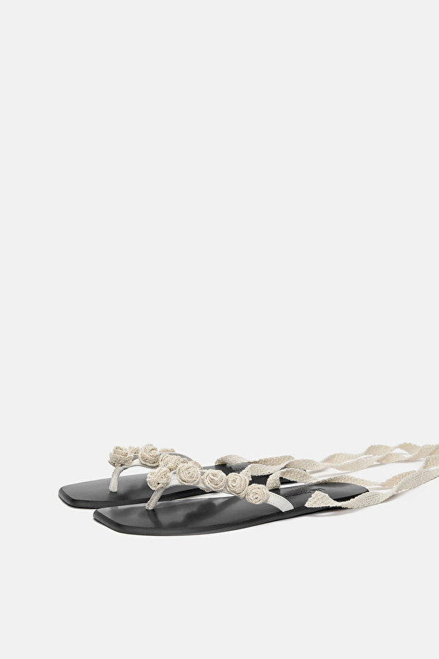Dantel çiçekli düz sandalet - 2