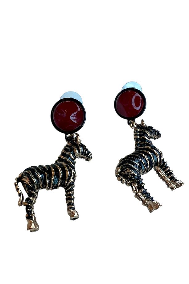 Zebra model bordo taş detay marka küpe - 2